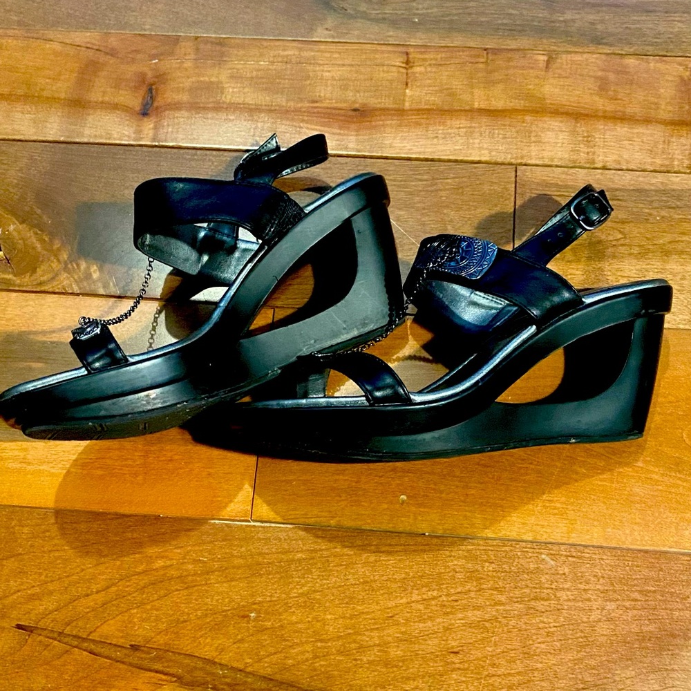 So unique and stylish black leather with metal chain and metal details